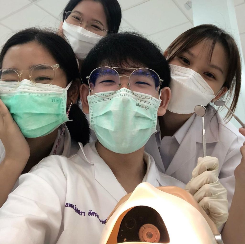 Tu Tontawan and her friends, consisting of one boy and two girls, posing for a selfie and wearing school uniforms.