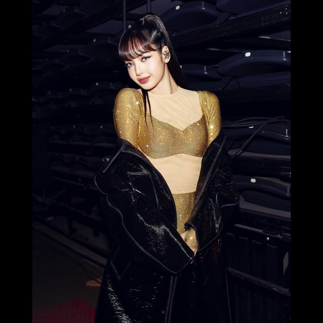 Blackpink’s Lisa Wears Loewe At Le Gala des Pièces Jaunes 2024 Blackpink’s Lisa Wears Loewe At Le Gala des Pièces Jaunes 2024
