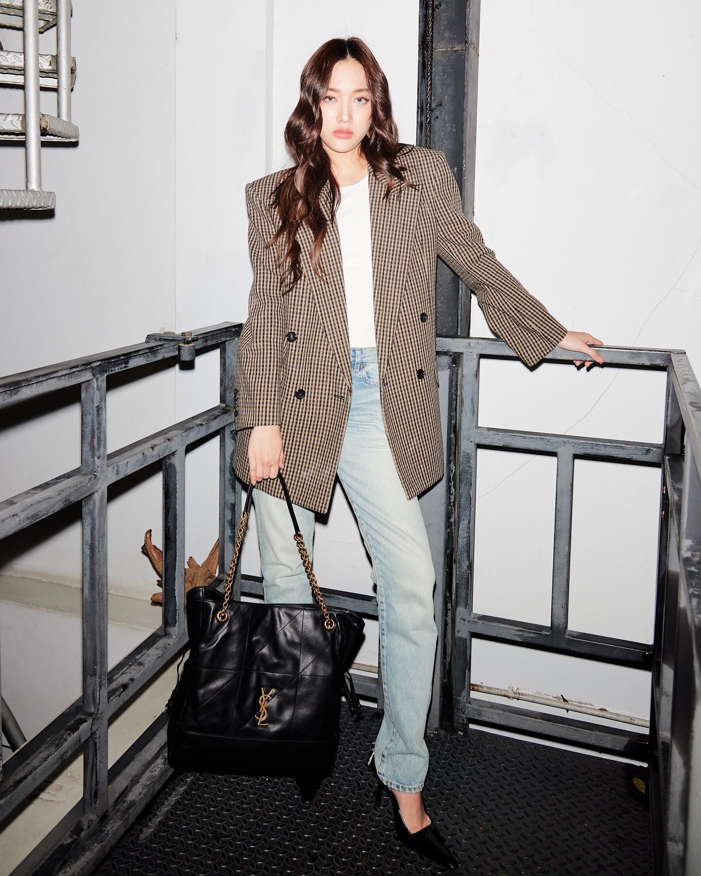 Freen keeps it casual with a blazer and blue jeans (Photo: Instagram / srchafreen)