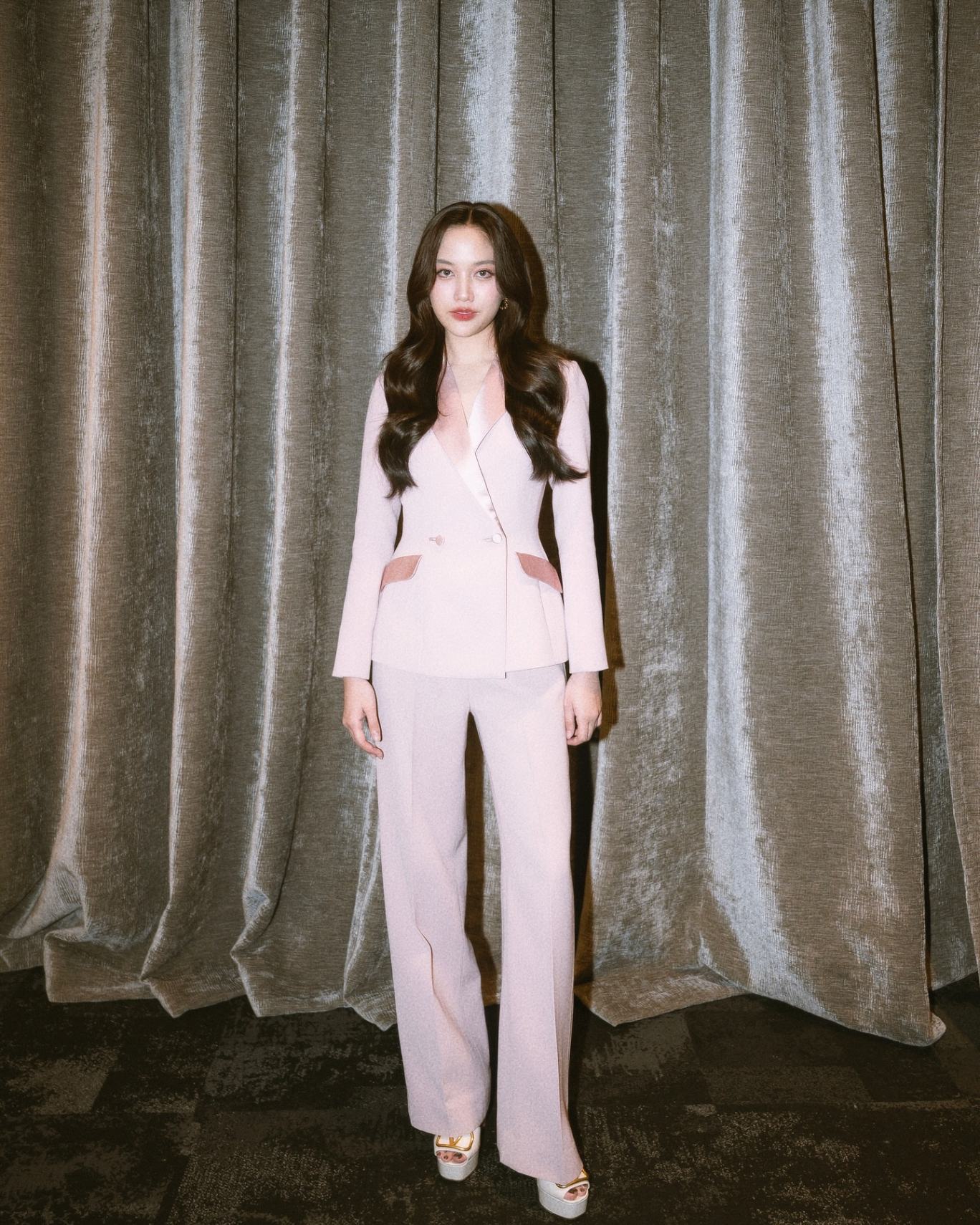 Freen in a pink suit at the 4 Elements press conference (Photo: Instagram / srchafreen)