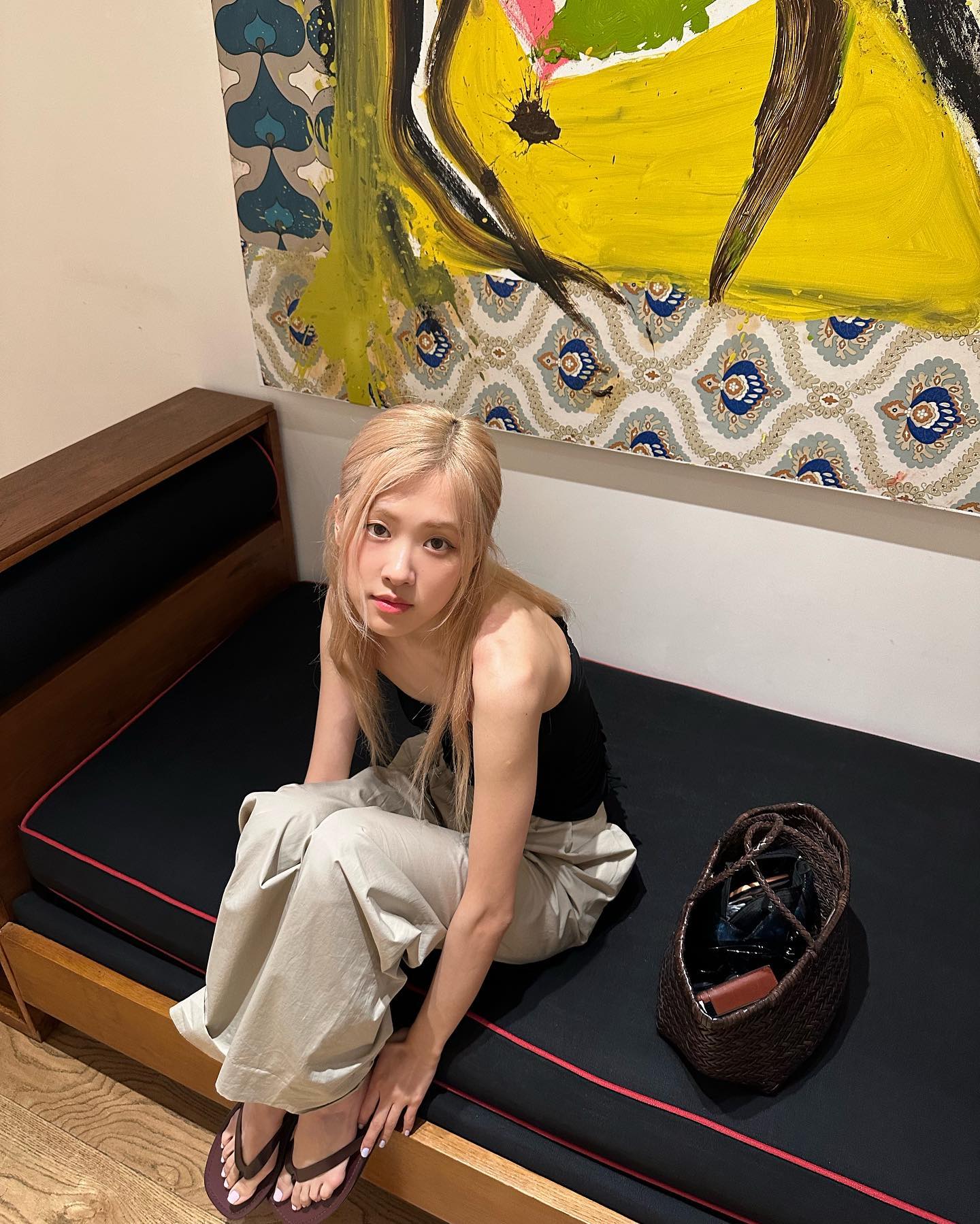 Rosé wore a black tank, chino pants and The Row City slippers while visiting an art gallery in New York in 2023 (Photo: Instagram / roses_are_rosie)