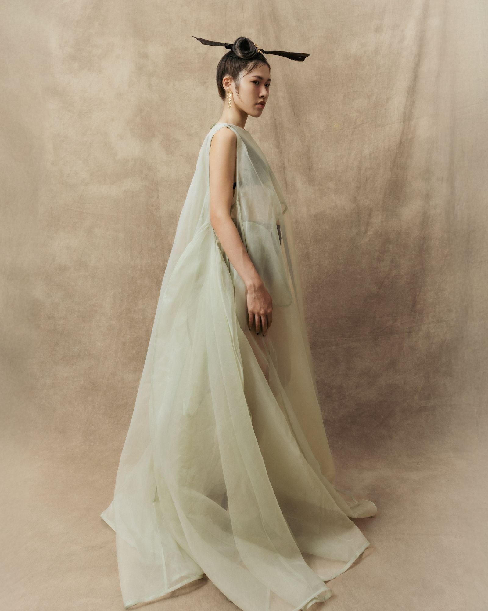 Inspired by the ritual of drinking tea, Jessica Christy’s collection features voluminous shapes and flowy, translucent fabrics that nod to the form of a teapot and the steam rising from it