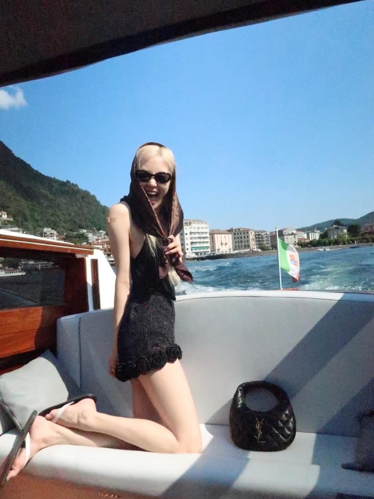 Rosé wore The Row’s Beach flip-flops while out in Milan, one of the stops of Blackpink’s Deadline World Tour (Photo: Instagram / roses_are_rosie)