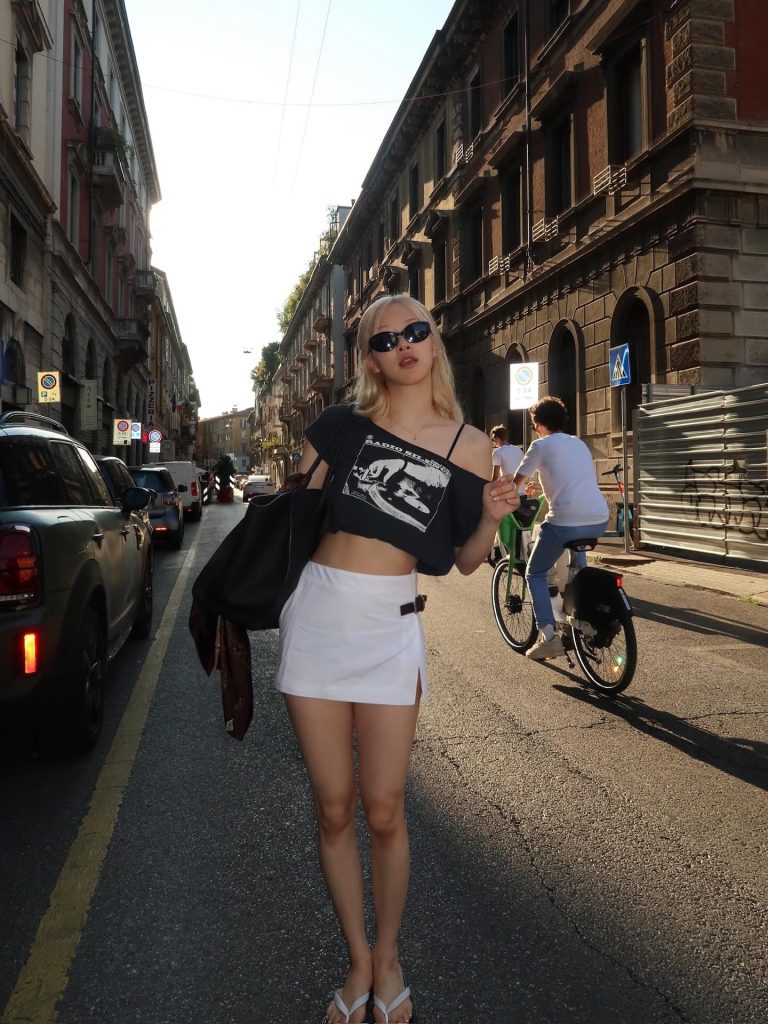 Rosé wore The Row’s Beach flip-flops while out in Milan, one of the stops of Blackpink’s Deadline World Tour (Photo: Instagram / roses_are_rosie)