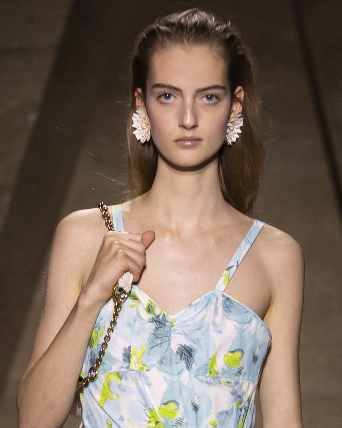 This Spring/Summer 2026 season, beauty took on a raw, unbridled form. From Chanel to Chloé and Hermès, discover the beauty trends of SS26.