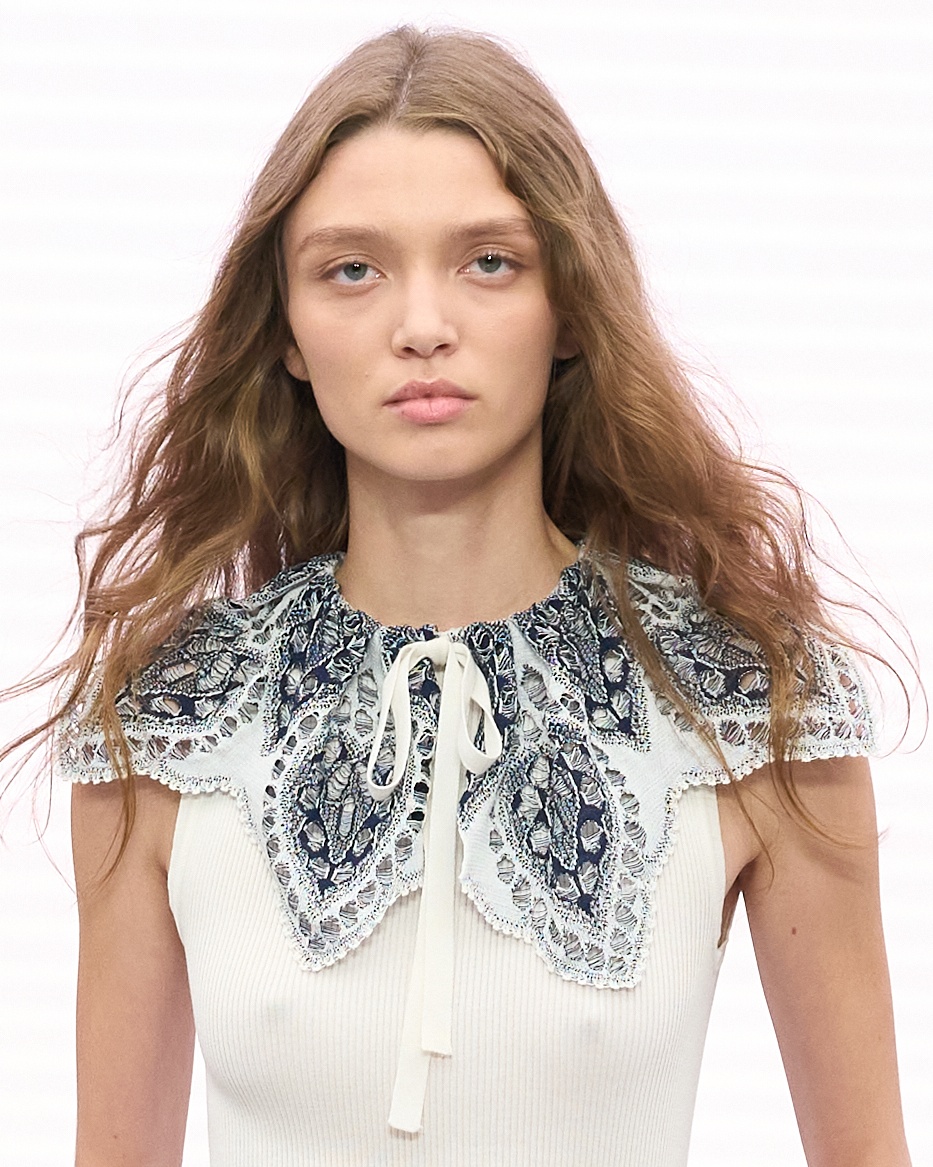 This Spring/Summer 2026 season, beauty took on a raw, unbridled form. From Chanel to Chloé and Hermès, discover the beauty trends of SS26.