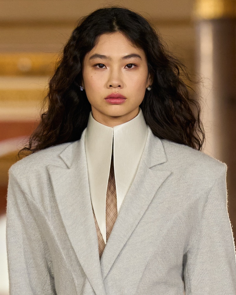 This Spring/Summer 2026 season, beauty took on a raw, unbridled form. From Chanel to Chloé and Hermès, discover the beauty trends of SS26.