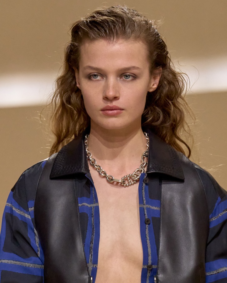 This Spring/Summer 2026 season, beauty took on a raw, unbridled form. From Chanel to Chloé and Hermès, discover the beauty trends of SS26.