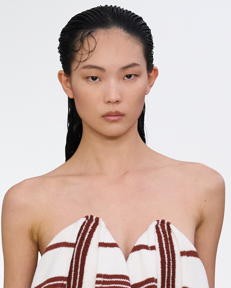 This Spring/Summer 2026 season, beauty took on a raw, unbridled form. From Chanel to Chloé and Hermès, discover the beauty trends of SS26.