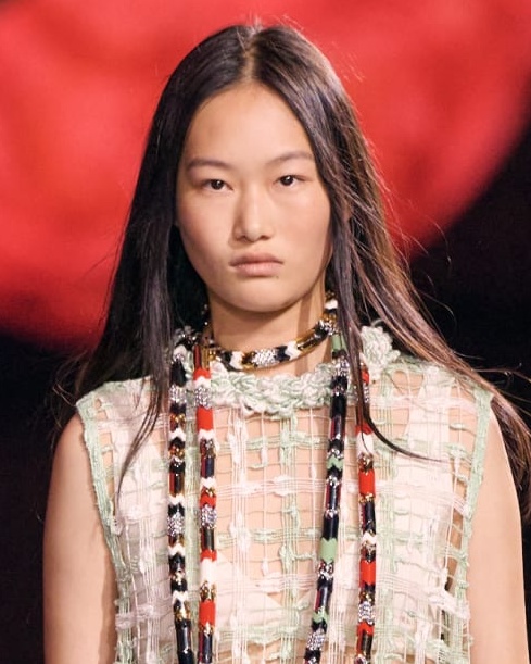 This Spring/Summer 2026 season, beauty took on a raw, unbridled form. From Chanel to Chloé and Hermès, discover the beauty trends of SS26.